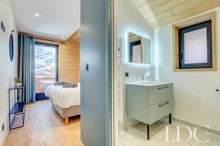 Piste Rouge bedroom with adjoining ensuite bathroom