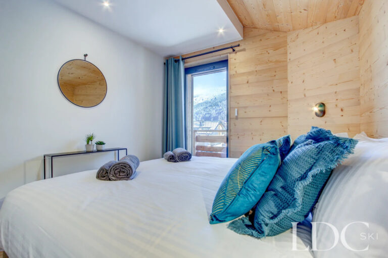 Piste Rouge double bedroom with mountain view