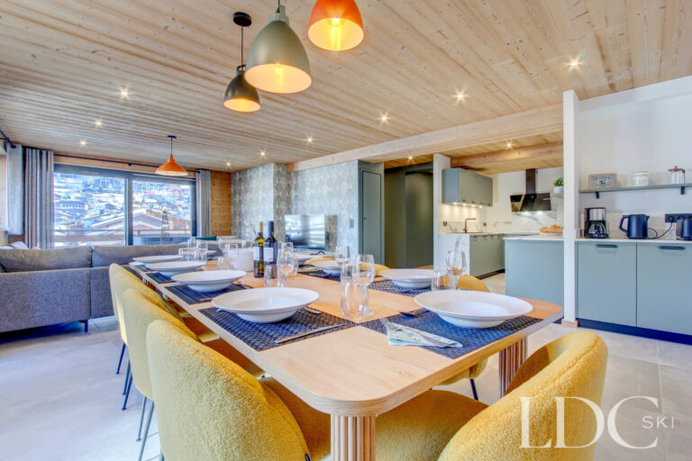 Piste Rouge open-plan dining area and kitchen