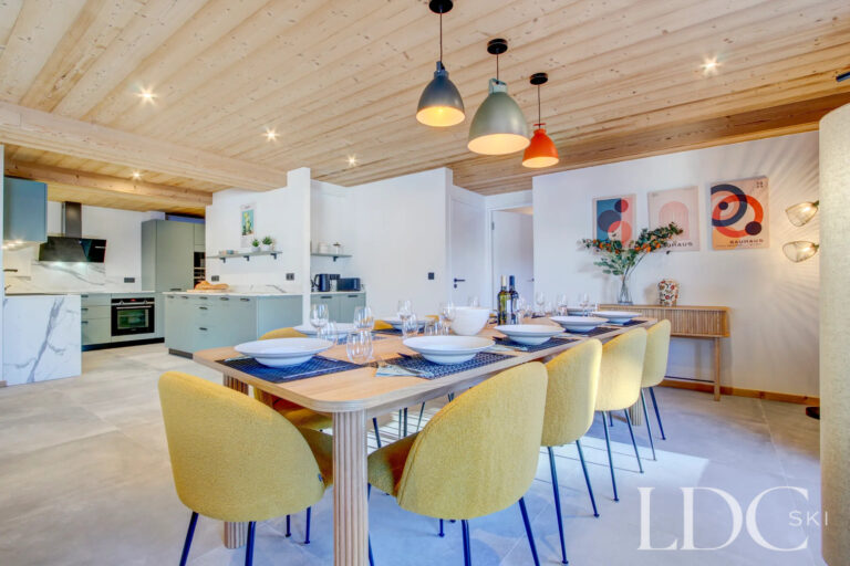 Piste Rouge dining area and open-plan kitchen