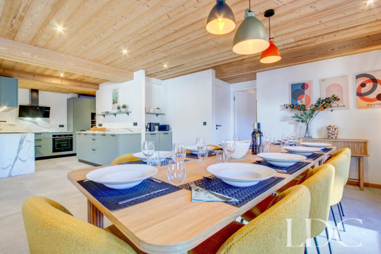 Piste Rouge dining area leading into the modern kitchen