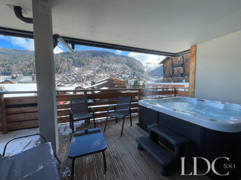 Piste Rouge outdoor hot tub on the balcony in Morzine
