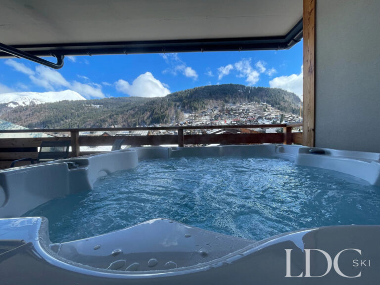 Piste Rouge hot tub with panoramic mountain views