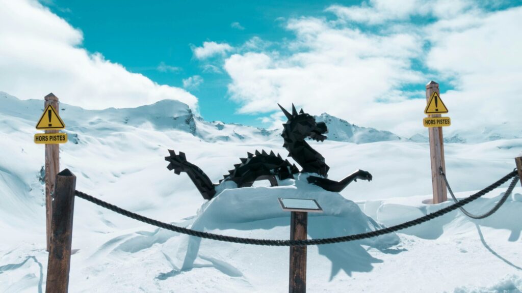 Dragon sculpture surrounded by snow in the Val d'Isère ski area. © Nicolas Peyrol / Unsplash
