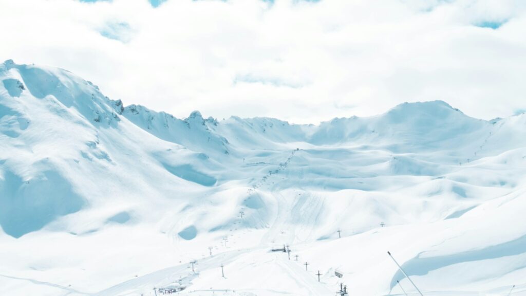 Panoramic view across the snow-covered mountains and ski area of Val d'Isère. © Nicolas Peyrol / Unsplash