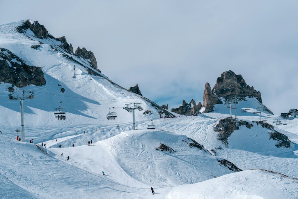 Snow-covered ski slopes, lifts and mountain scenery in Val d'Isère. © Aron Marinelli / Unsplash