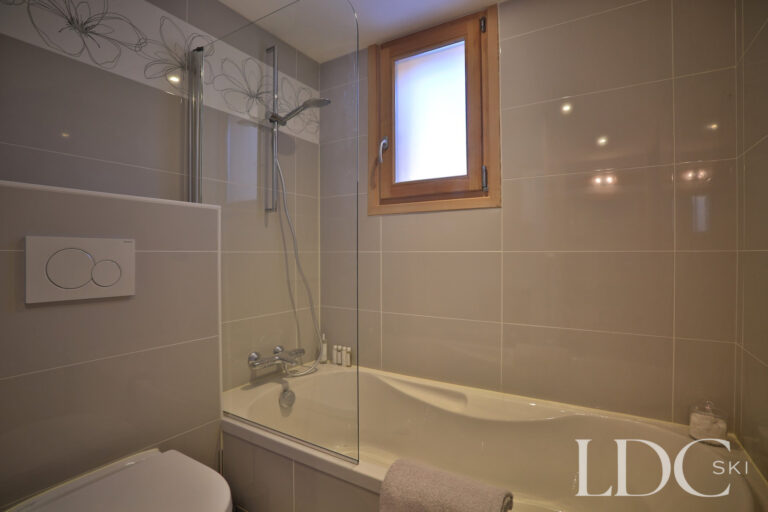 Contemporary bathroom with bath and overhead shower at Chalet Aphylla