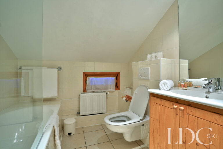 En-suite bathroom with bath at Chalet Cecilia in Méribel