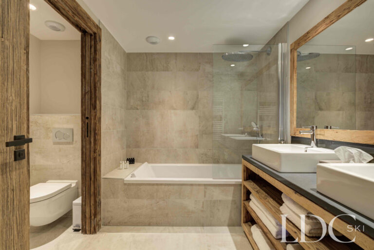 Contemporary ensuite bathroom with bath and shower at Chalet Chez Bugi