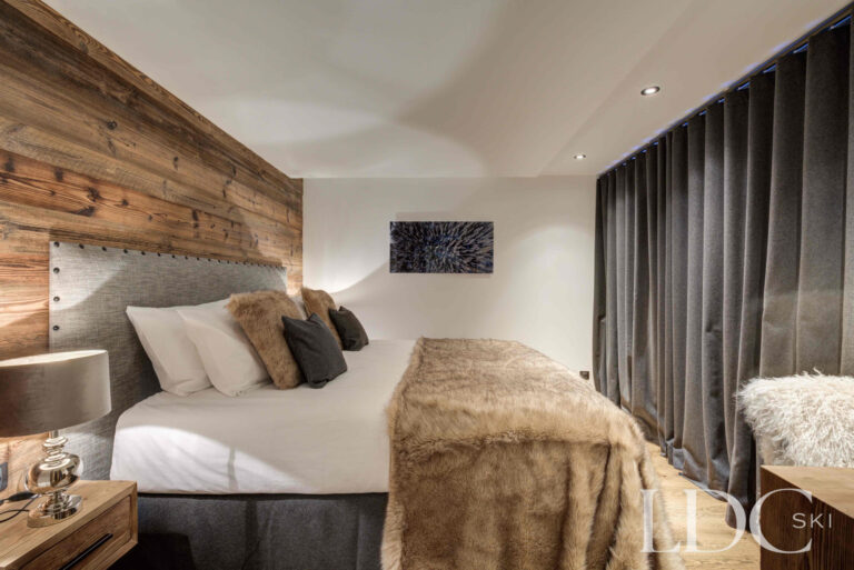 Double bedroom with timber feature wall at Chalet Chez Bugi
