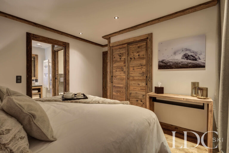 Super king bedroom with adjoining ensuite bathroom at Chalet Chez Bugi