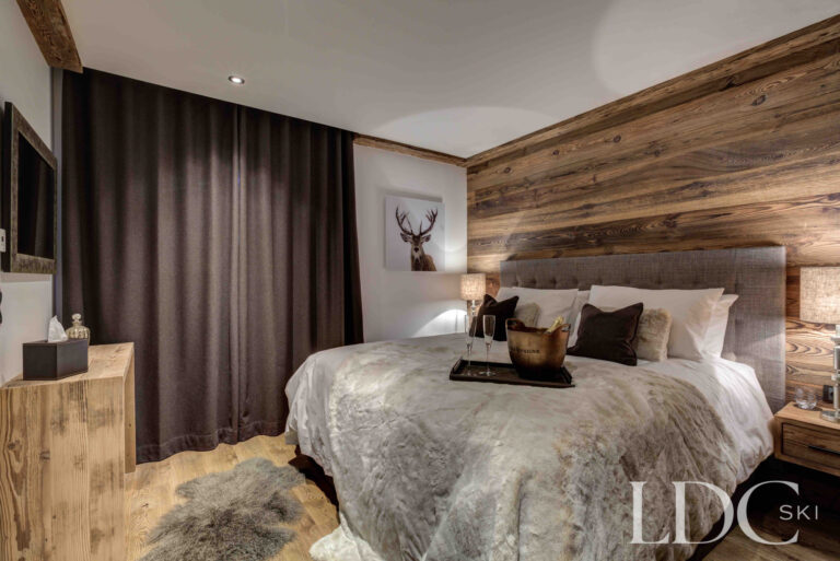 Super king bedroom with reclaimed timber feature wall at Chalet Chez Bugi