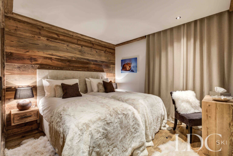 Bedroom 6 arranged with twin beds at Chalet Chez Bugi