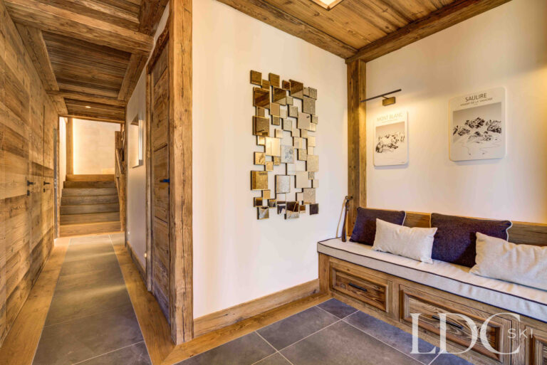 Welcoming timber-lined entrance hall with bench seating at Chalet Chez Bugi