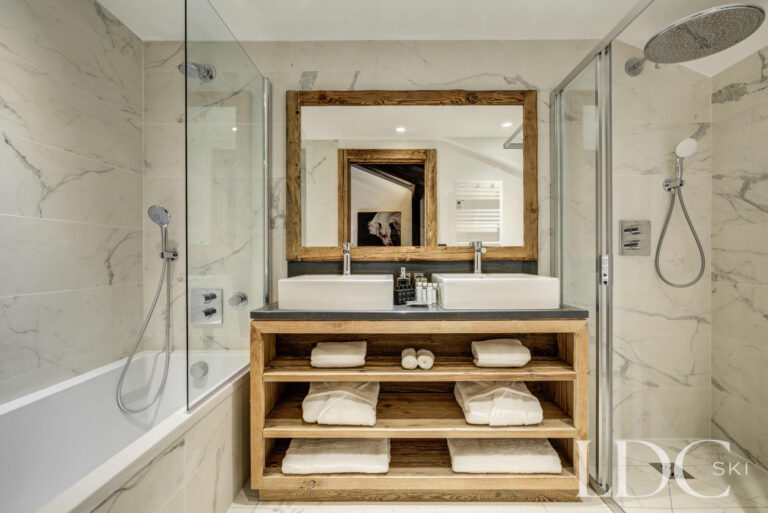 Master ensuite bathroom with bath and walk-in shower at Chalet Chez Bugi