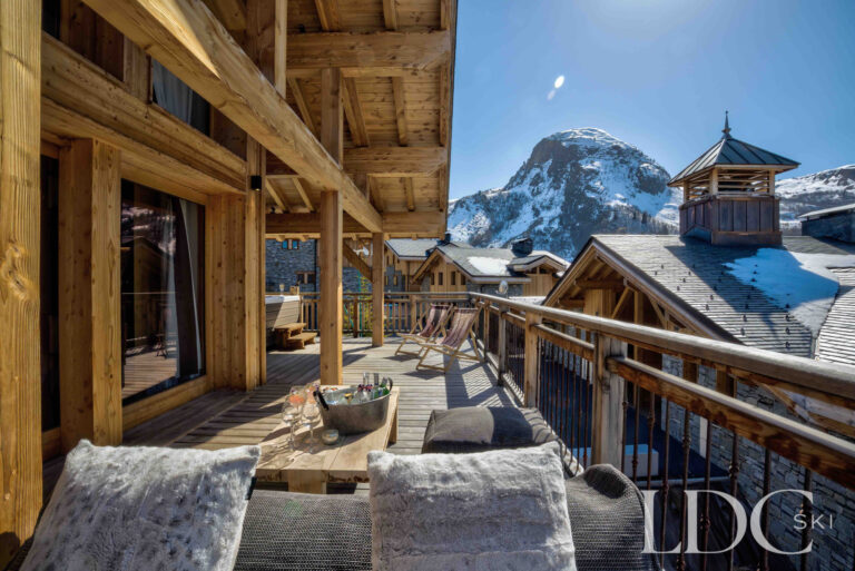 Covered terrace with seating and mountain views at Chalet Chez Bugi
