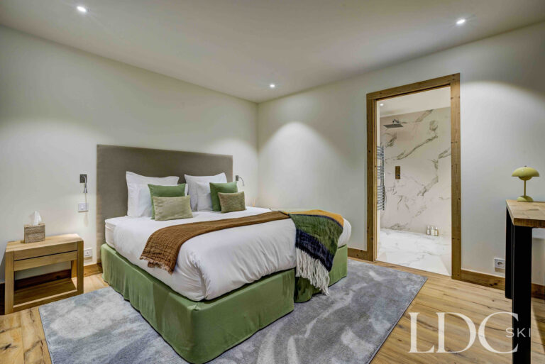 Double bedroom with green furnishings at Chalet Constantia