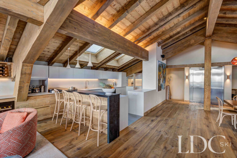 Breakfast bar between the kitchen and living space at Chalet Constantia