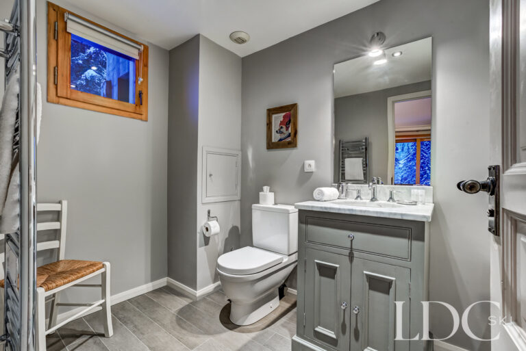 Modern en-suite bathroom at Chalet Pasarale