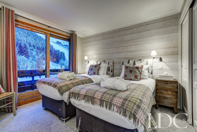 Twin bedroom with mountain views at Chalet Pasarale in Méribel