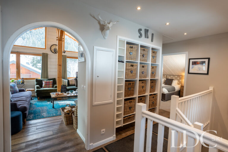 Hallway leading into the open-plan lounge at Chalet Pasarale in Méribel