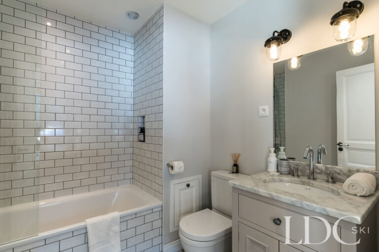 En-suite bathroom with bath and shower at Chalet Quatre Meules