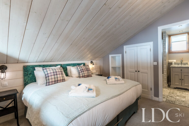 Double bedroom with en-suite bathroom at Chalet Quatre Meules in Méribel