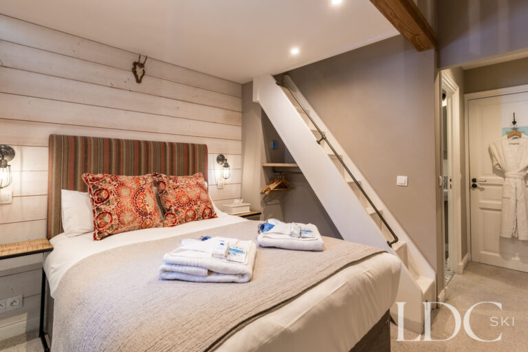 Double bedroom with en-suite shower room at Chalet Quatre Meules