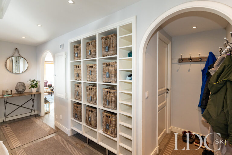 Bright entrance hall with storage at Chalet Quatre Meules