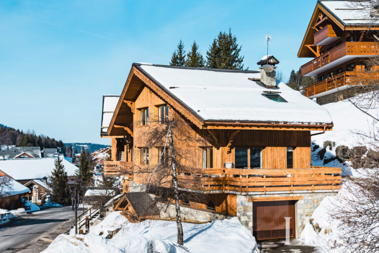 Traditional timber exterior of Chalet Quatre Meules surrounded by snow in Méribel