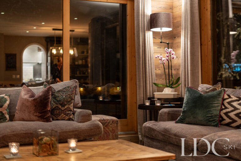 Candlelit lounge creating a cosy evening atmosphere at Chalet Quatre Meules in Méribel