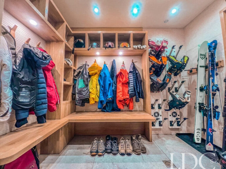 Ski and boot room in the entrance to Chalet Quatre Meules