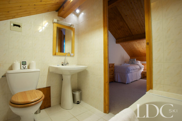 Bathroom adjoining bedroom 5 at Chalet Veronica