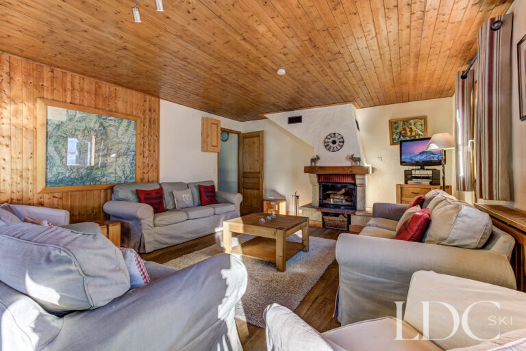 Traditional lounge with sofas and fireplace at Chalet Veronica in Méribel