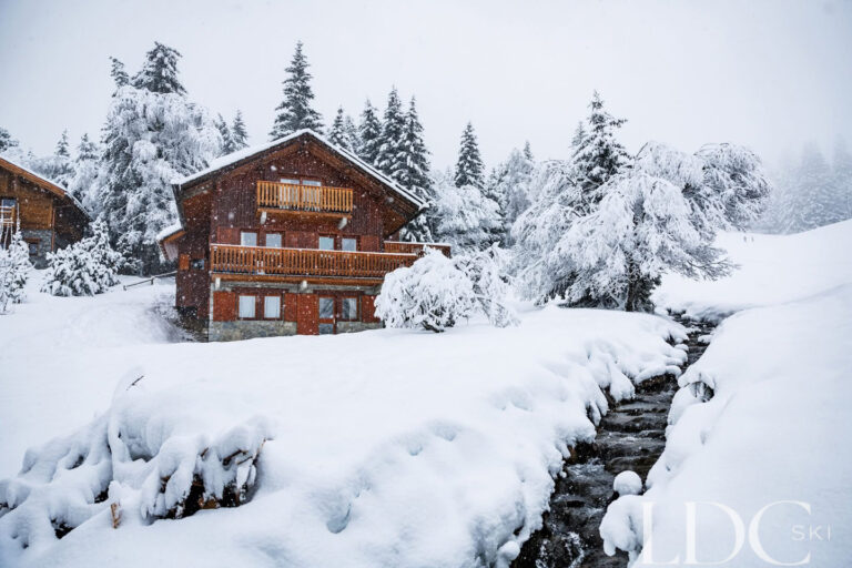 Chalet Veronica surrounded by deep snow and snow-covered trees in Méribel