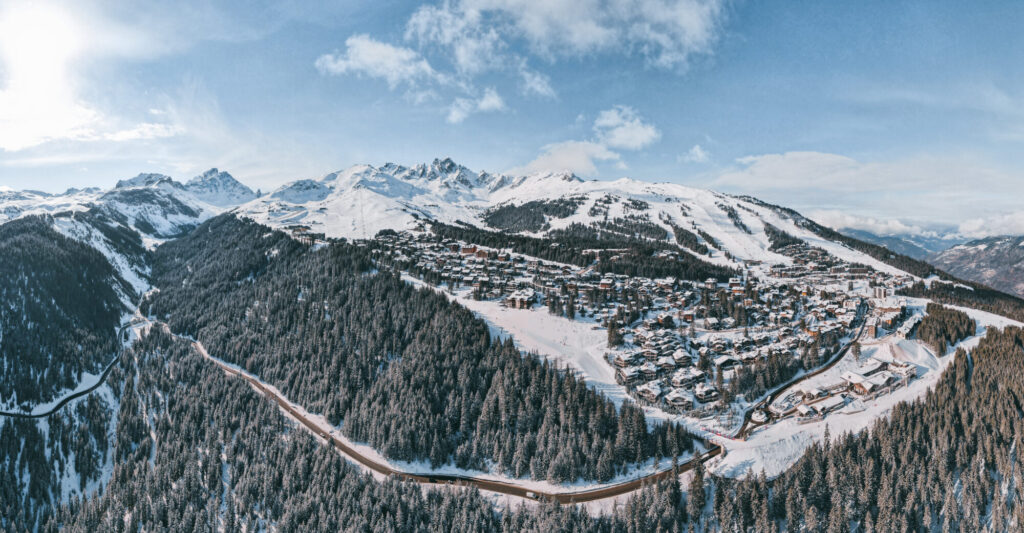 Aerial winter panorama across Courchevel 1850 and its ski slopes. © Un Duo.