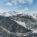 Aerial winter panorama across Courchevel 1850 and its ski slopes. © Un Duo.