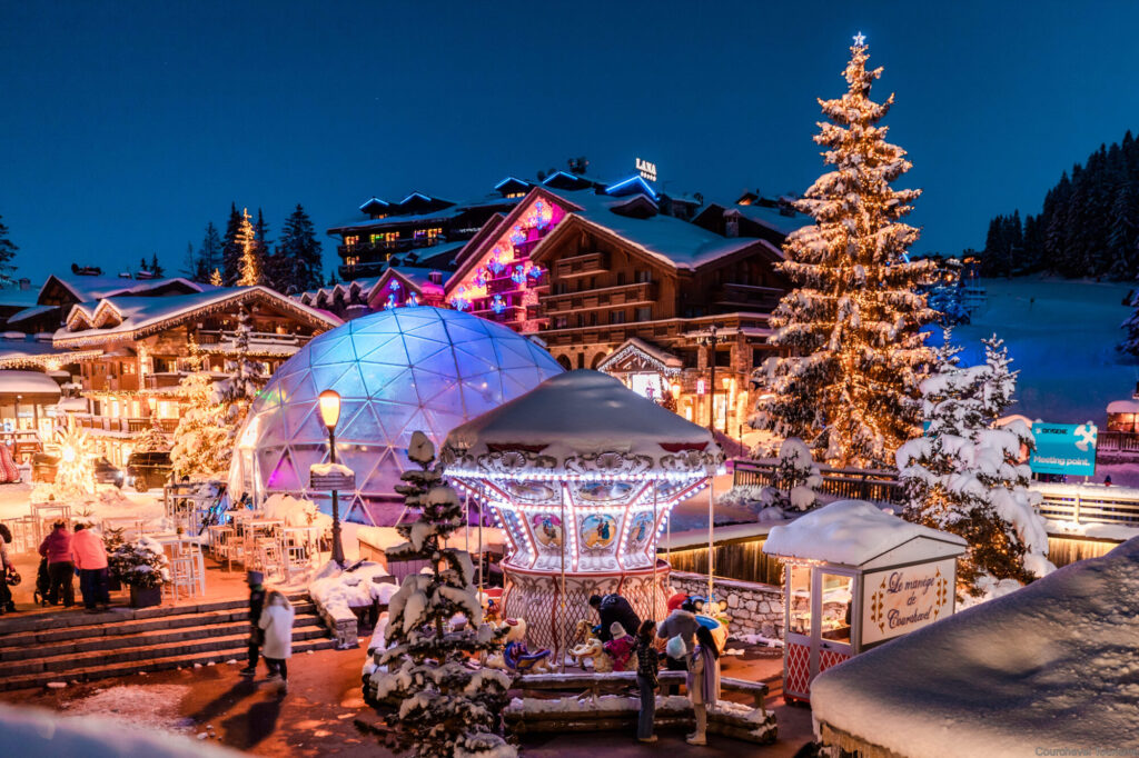Illuminated carousel in Courchevel 1850 on a snowy winter evening. © Courchevel Tourisme