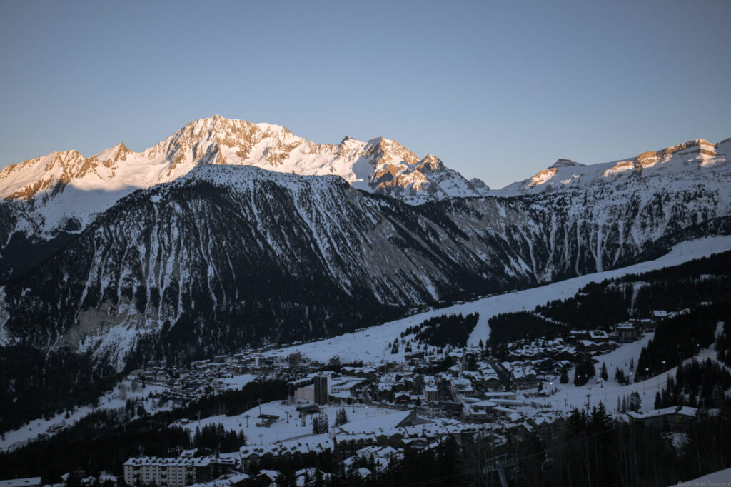 Snow-covered mountains above Courchevel 1850 illuminated by the winter sunset. © Courchevel Tourisme