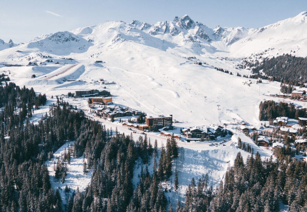 Winter view across the Nogentil area of Courchevel 1850 surrounded by snowy mountains. © Un Duo.