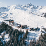 Winter view across the Nogentil area of Courchevel 1850 surrounded by snowy mountains. © Un Duo.