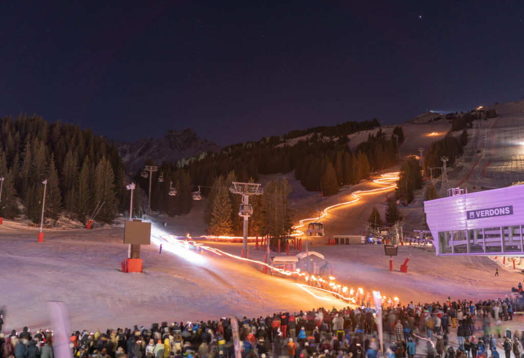 Ski show illuminating the snowy slopes of Courchevel 1850 at night. © Un Duo.