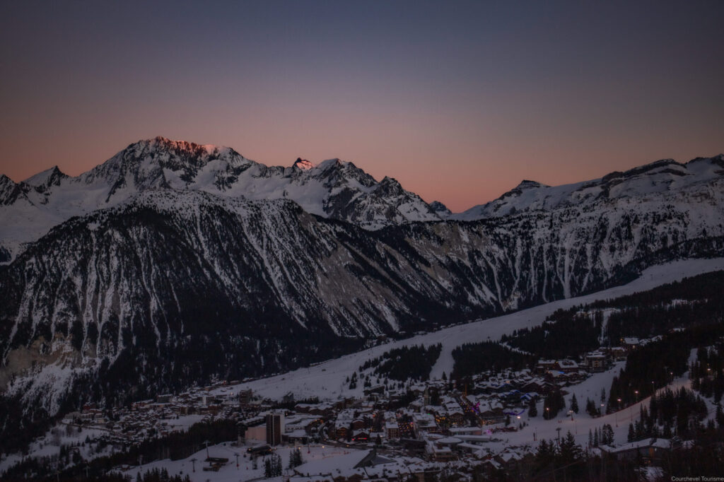 Winter sunset over Courchevel 1850 and the surrounding mountains. © Courchevel Tourisme