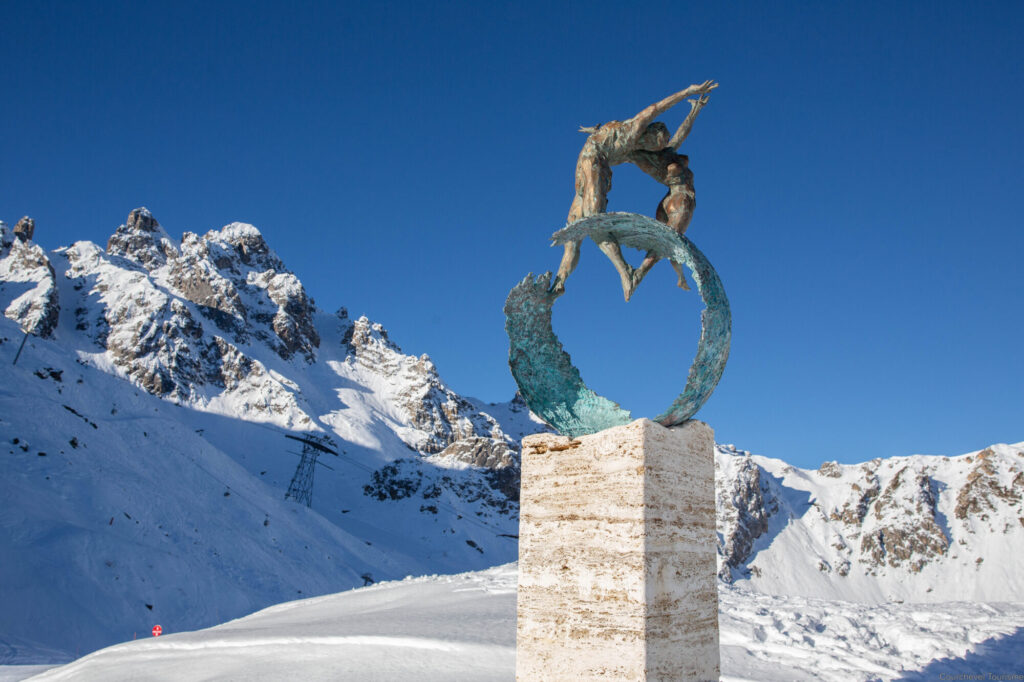 Art au Sommet sculpture displayed against the snowy mountain landscape of Courchevel. © Courchevel Tourisme