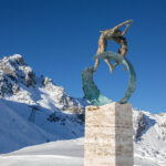 Art au Sommet sculpture displayed against the snowy mountain landscape of Courchevel. © Courchevel Tourisme