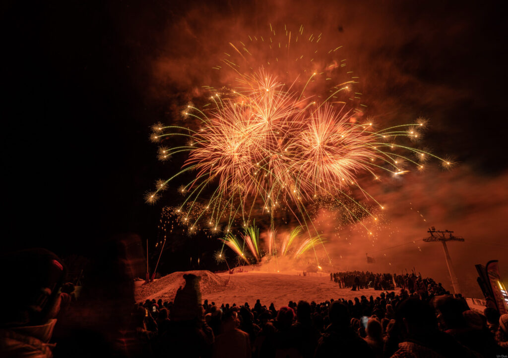 Fireworks illuminating Courchevel Moriond during the International Festival of Pyrotechnic Art. © Un Duo.