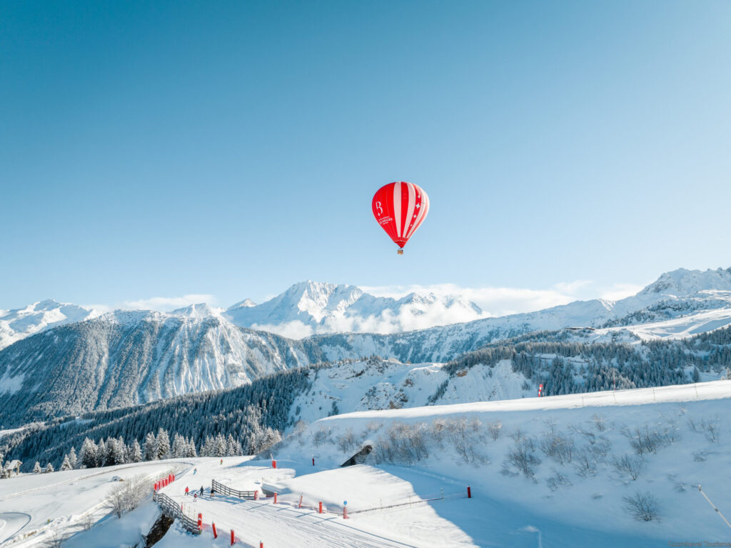 Hot air balloon above the snowy mountains and resort of Courchevel 1850. © Courchevel Tourisme