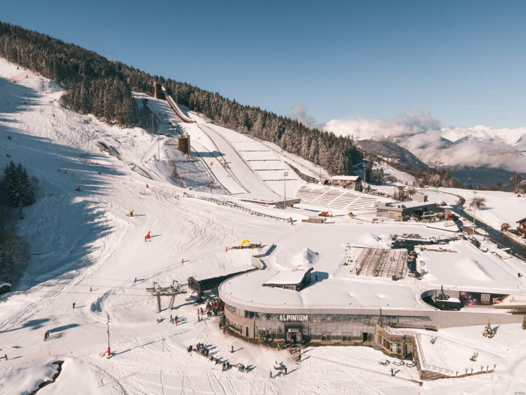 Winter view of Courchevel Le Praz surrounded by forest and snow-covered mountains. © Un Duo.