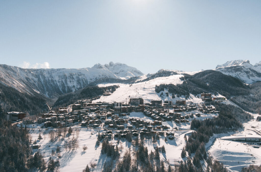 Winter view across Courchevel Moriond and the surrounding snow-covered mountains. © Un Duo.