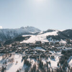 Winter view across Courchevel Moriond and the surrounding snow-covered mountains. © Un Duo.